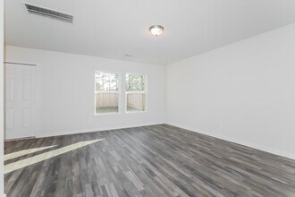 15657 Briar Frst Dr in Cut And Shoot, TX - Foto de edificio - Building Photo