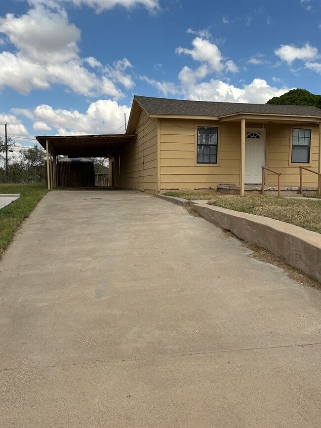 811 E 16th St in Big Spring, TX - Building Photo - Building Photo