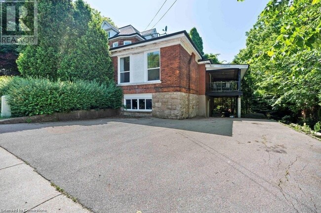 15 Freeman Pl in Hamilton, ON - Building Photo - Building Photo