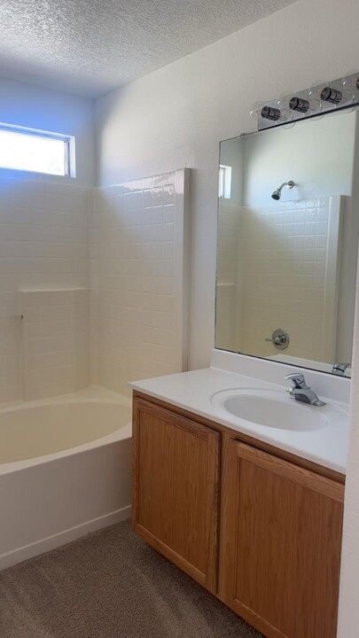 8027 Vista Estrella Ln SW in Albuquerque, NM - Building Photo