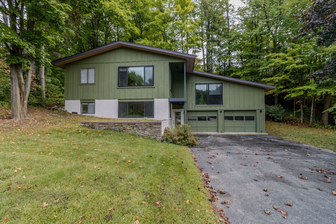 2698 Shenandoah Dr in Traverse City, MI - Building Photo