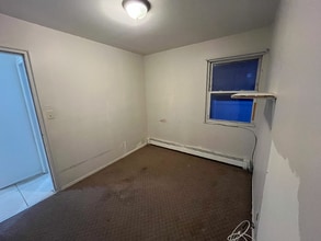 80-36 242nd St in Queens, NY - Foto de edificio - Building Photo