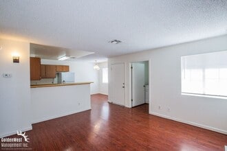 2755 Jennydiane Dr in Las Vegas, NV - Building Photo - Building Photo