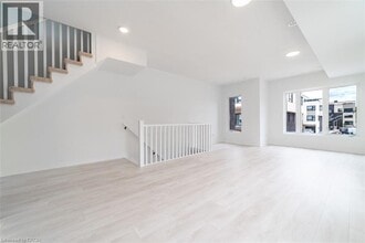 1095 Cooke Blvd. in Burlington, ON - Building Photo - Building Photo