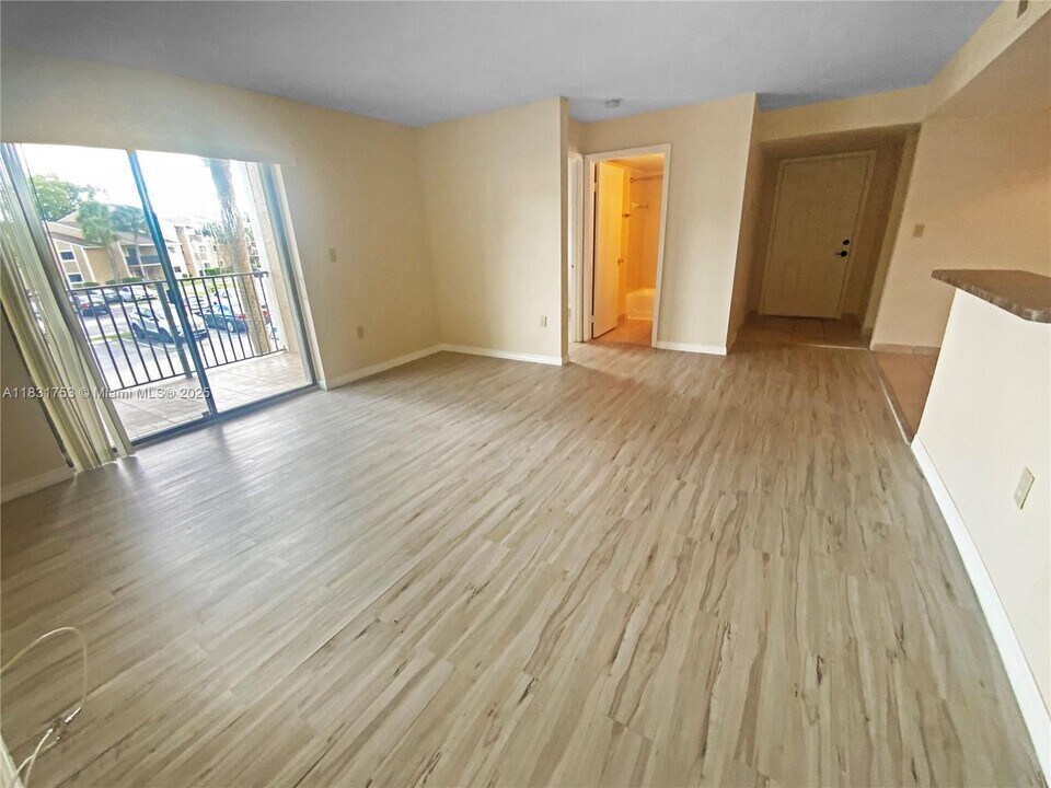 400 Palm Cir W in Pembroke Pines, FL - Building Photo