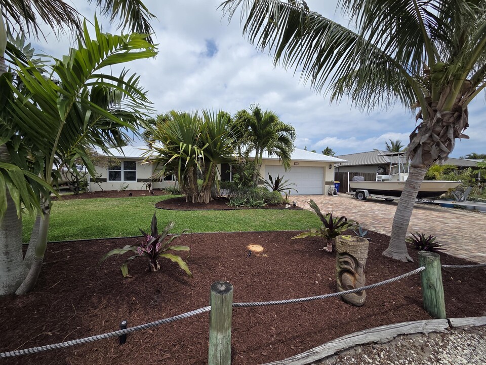 5501 SE Nassau Terrace in Stuart, FL - Foto de edificio