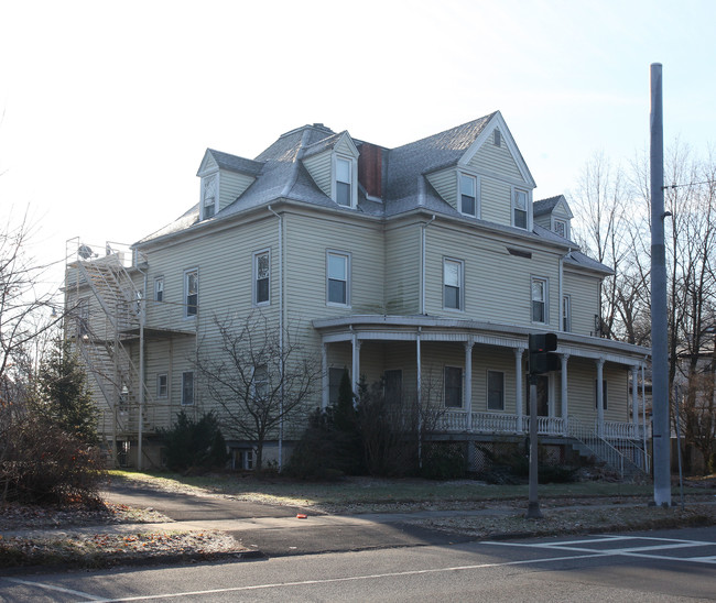 208 Albany Ave in Kingston, NY - Building Photo - Building Photo