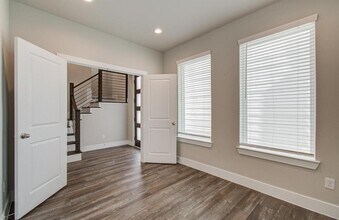 1741 Cove Cres Ct in Houston, TX - Foto de edificio - Building Photo