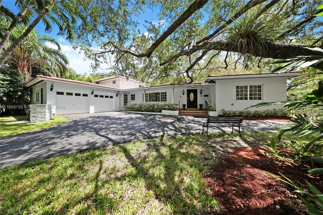 5209 Riviera Dr in Coral Gables, FL - Building Photo