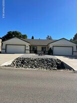 873 N Old Chisholm Trail in Dewey, AZ - Building Photo