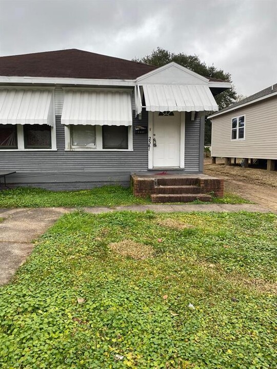 2379 Victoria St in Beaumont, TX - Building Photo