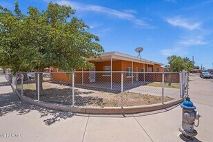 323 Singh St in El Paso, TX - Building Photo