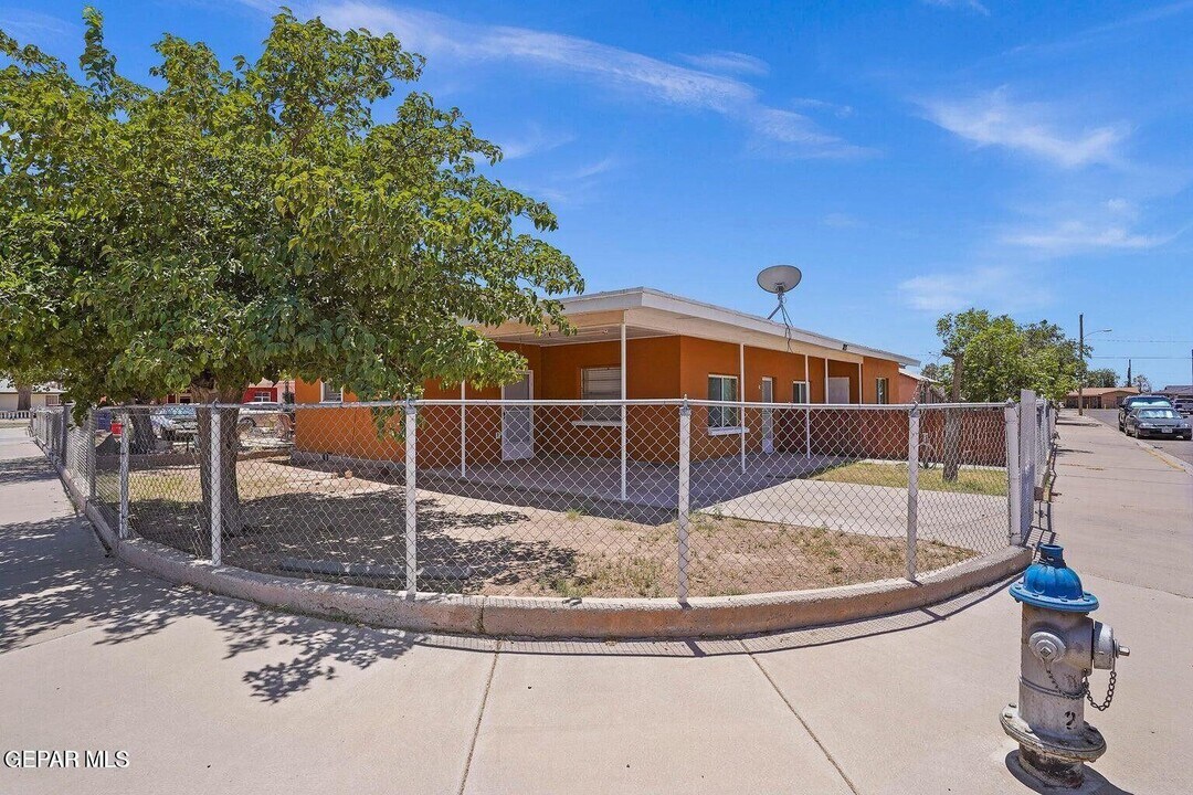 323 Singh St in El Paso, TX - Building Photo