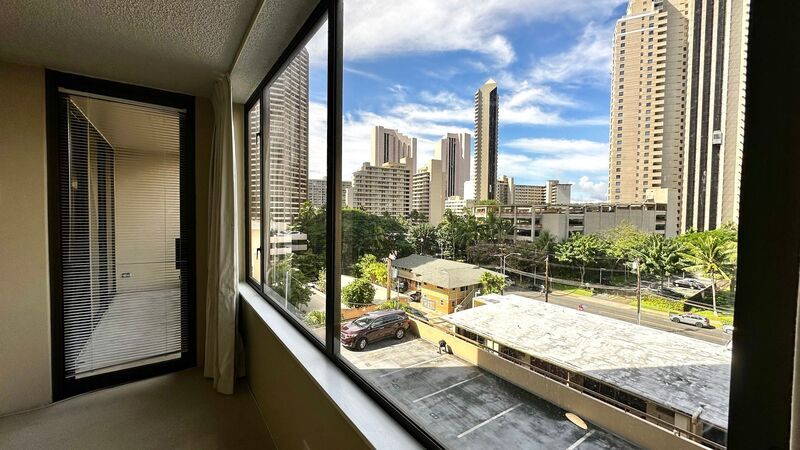 411 Hobron Ln in Honolulu, HI - Building Photo