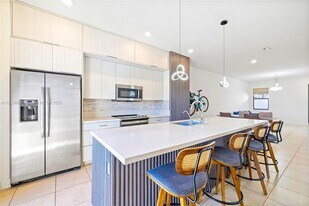 7825 NW 104th Ave in Doral, FL - Building Photo