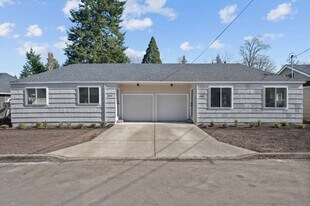 404-406 SW Elmwood Ave in McMinnville, OR - Building Photo