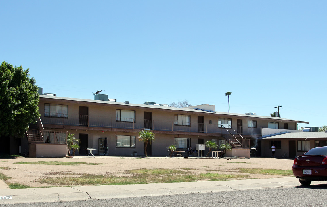 Remodeled one level apartments in Phoenix, AZ - Building Photo