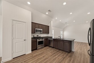 1010 Schooner St in Crosby, TX - Building Photo - Building Photo