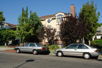 318 N Kenwood St in Glendale, CA - Foto de edificio - Building Photo