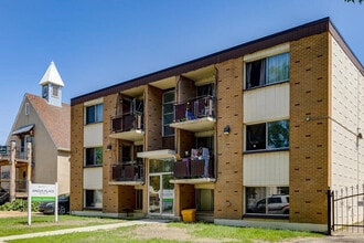 Angus Place in Regina, SK - Building Photo - Building Photo