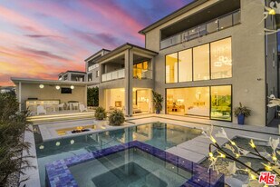 20312 Willoughby Ln in Los Angeles, CA - Building Photo