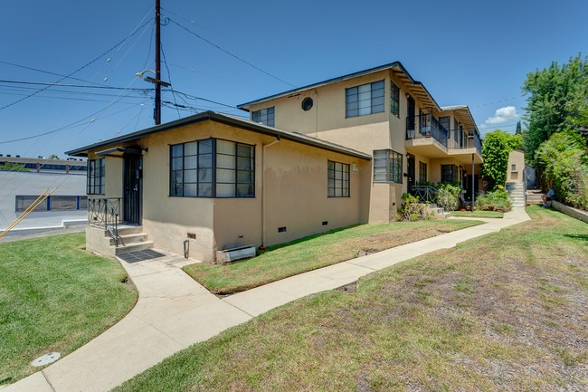 917 E Mendocino St in Altadena, CA - Foto de edificio - Building Photo