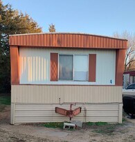 3107 Switzer Rd in Hutchinson, KS - Building Photo