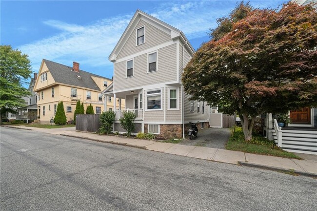 28 Rhode Island Ave in Newport, RI - Building Photo - Building Photo