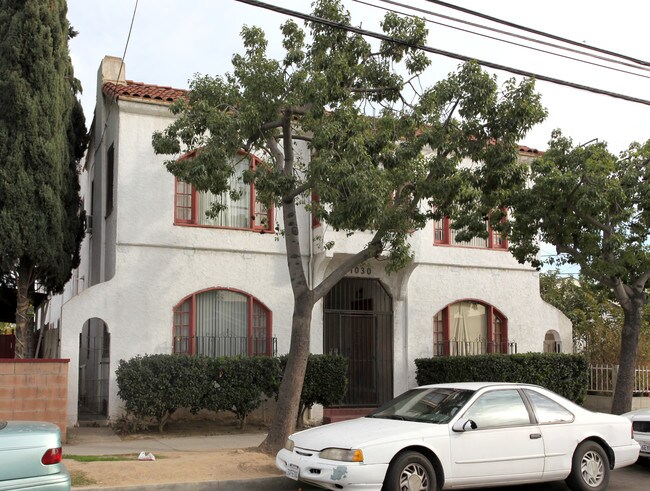 1030 Walnut Ave in Long Beach, CA - Building Photo - Building Photo