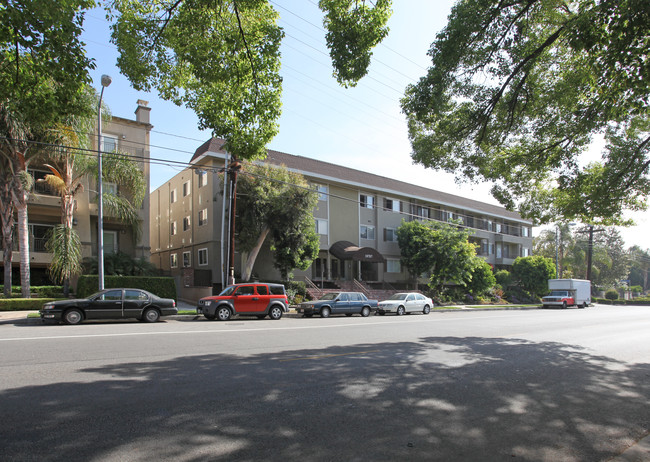 10707 Camarillo St in North Hollywood, CA - Foto de edificio - Building Photo