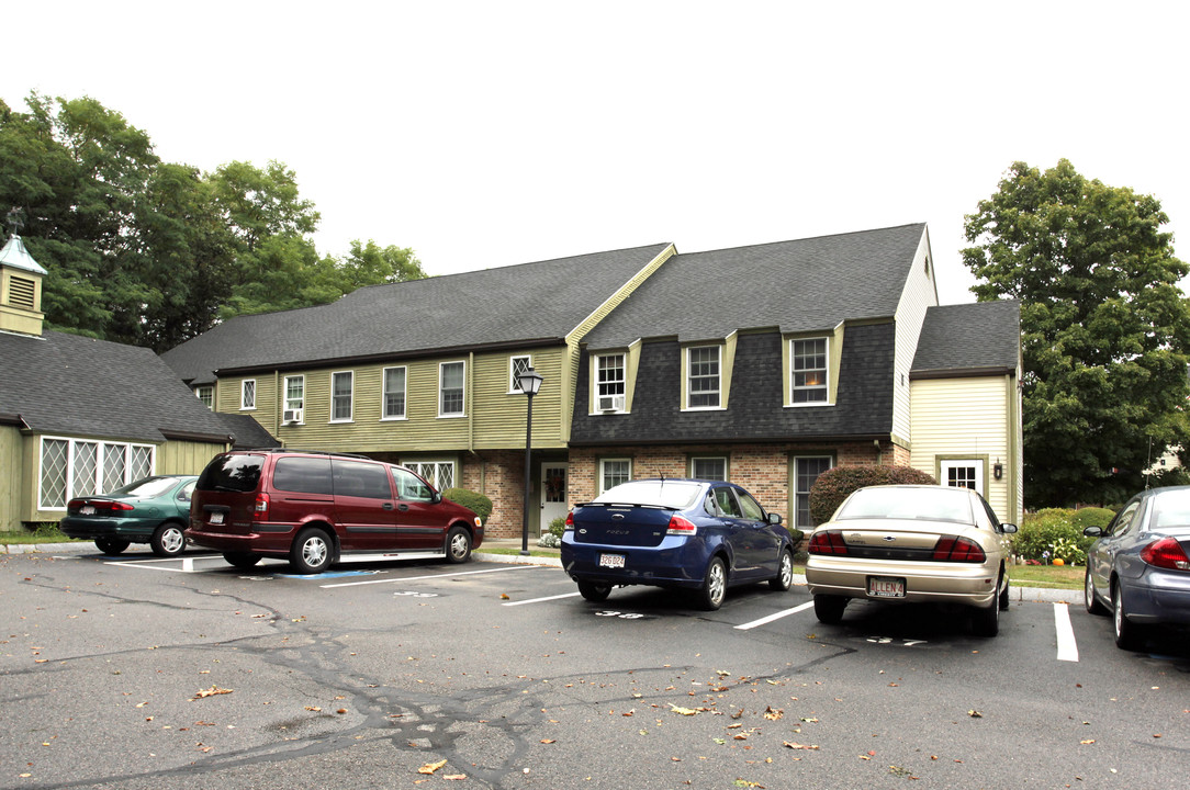 Colonial Gardens in Lynnfield, MA - Foto de edificio