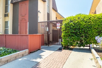 Valley Townhomes Apartments in Northridge, CA - Building Photo - Building Photo