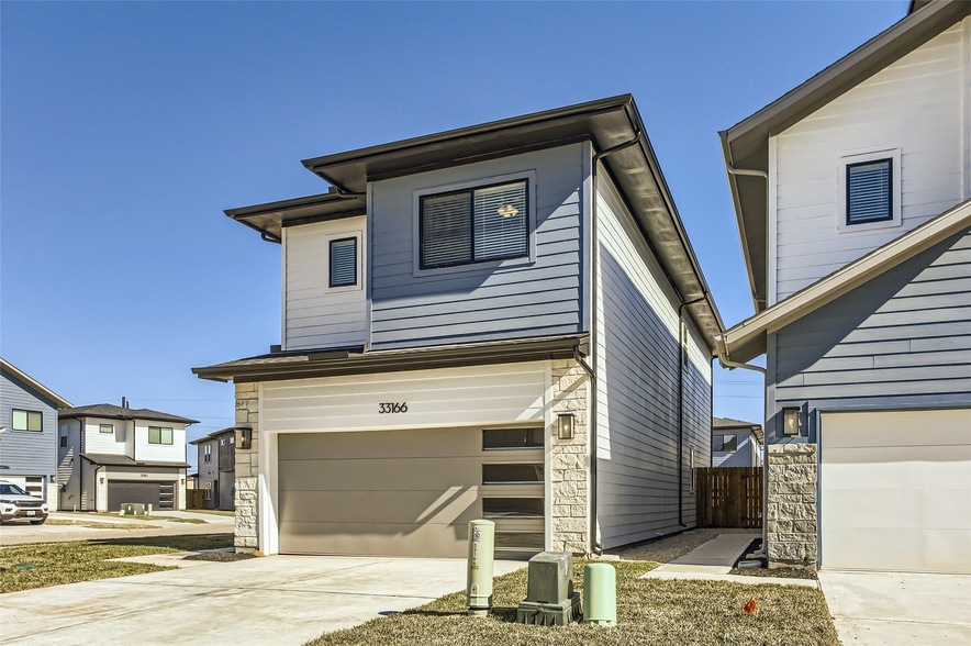 33166 Oak Hts Pl, Unit 113 in Magnolia, TX - Building Photo