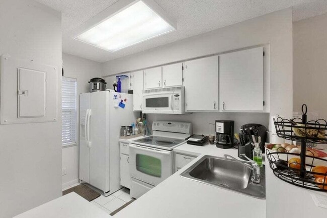 2230 N Cypress Bend Dr in Pompano Beach, FL - Building Photo - Building Photo