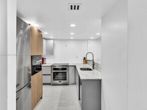 10000 W Bay Harbor Dr in Bay Harbor Islands, FL - Building Photo - Building Photo