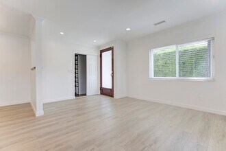 247 N Oak Ave in Pasadena, CA - Foto de edificio - Building Photo