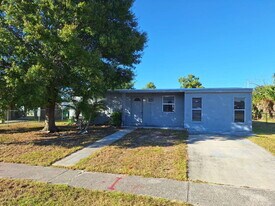 21528 Kenyon Ave in Port Charlotte, FL - Building Photo