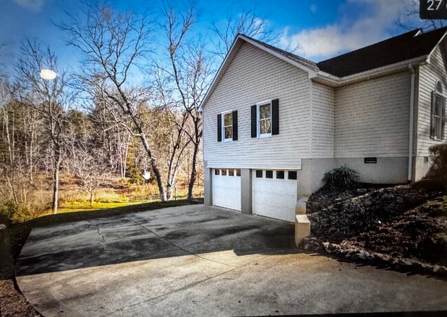 136 Shamrock Cir Dr in Hudson, NC - Building Photo - Building Photo