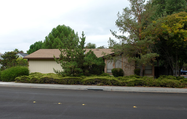 1541-1543 Neotomas Ave in Santa Rosa, CA - Foto de edificio - Building Photo