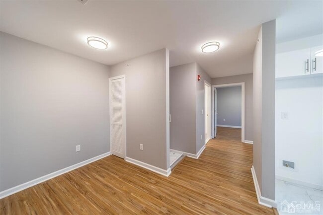 875 Port Reading Ave, Unit 2A in Woodbridge Township, NJ - Foto de edificio - Building Photo