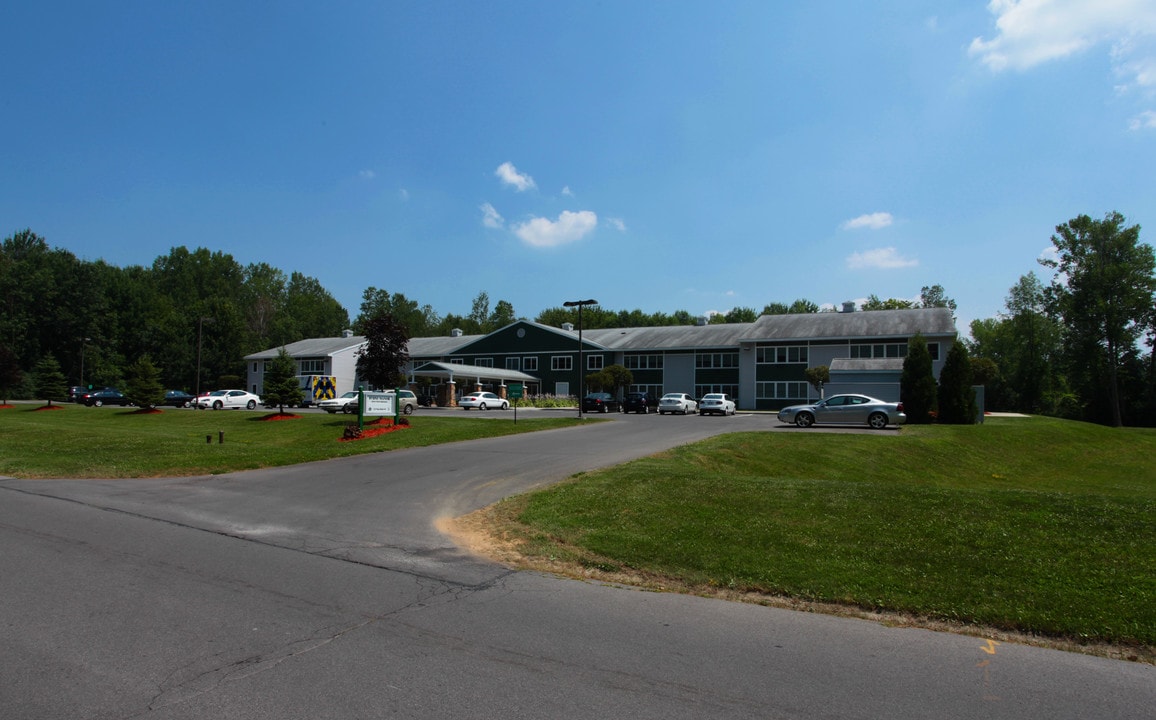 Byrne Manor in Bayberry, NY - Foto de edificio