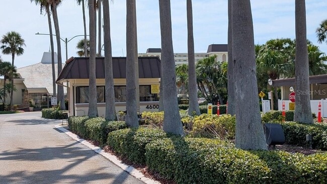 4575 Cove Cir in St. Petersburg, FL - Building Photo - Building Photo
