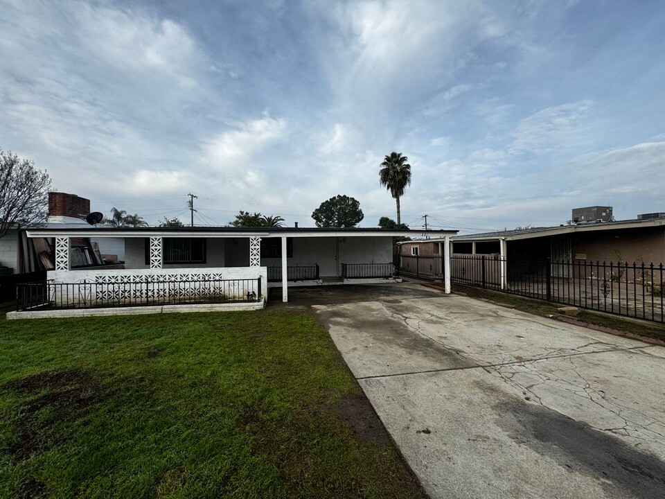 221 K St in Sanger, CA - Building Photo