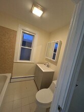 9 Priesing St, Unit 3 in Boston, MA - Foto de edificio - Building Photo