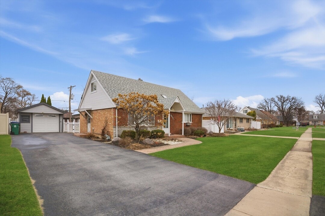 8912 Windsor Ln in Bridgeview, IL - Building Photo