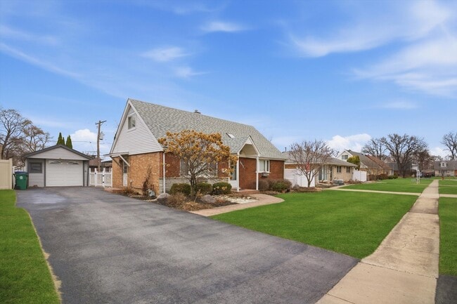 property at 8912 Windsor Ln