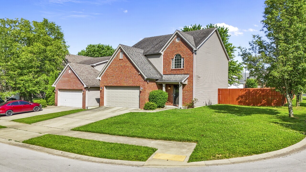 588 Lanarkshire Pl in Lexington, KY - Building Photo