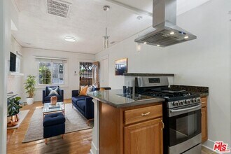 1537 Cabrillo Ave in Los Angeles, CA - Building Photo - Building Photo