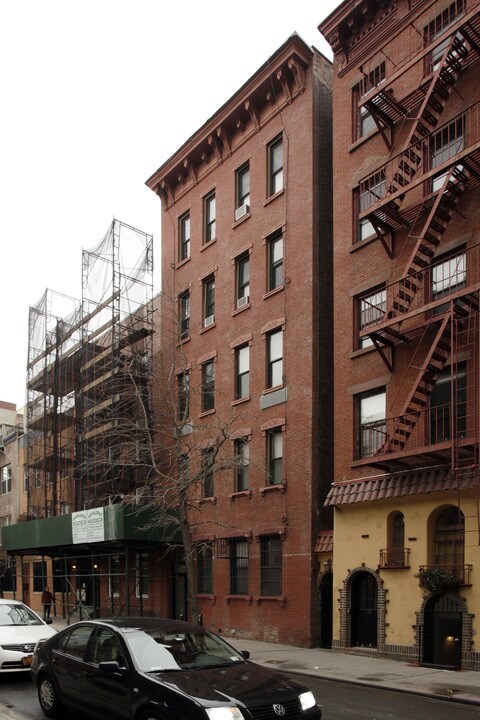 13 Cornelia St in New York, NY - Building Photo