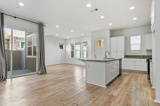 210 W Tribella Ct in Santa Ana, CA - Building Photo - Building Photo